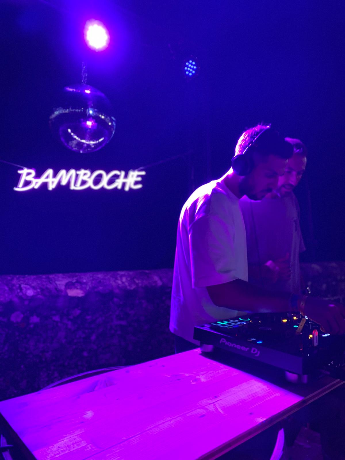 WARION aux platines dans l’ambiance violette de Bamboche